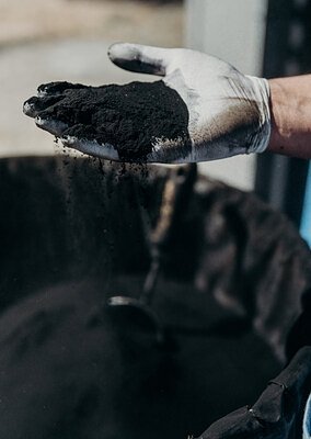 Waiākea's Algae Ink Aims to Decarbonize Global Packaging