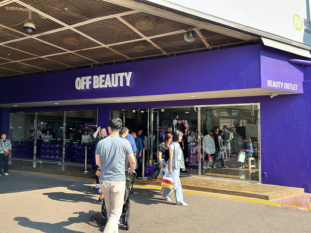 The Costco of K-Beauty: A New Outlet's Bid to Topple a Retail Empire