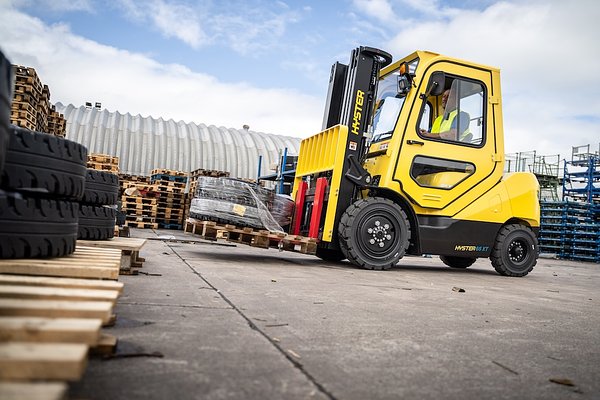 Hyster's New Electric Forklift Wears Diesel Armor for Tough Jobs