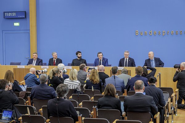 AI's New Axis: A Transatlantic Alliance Challenges Silicon Valley's Reign